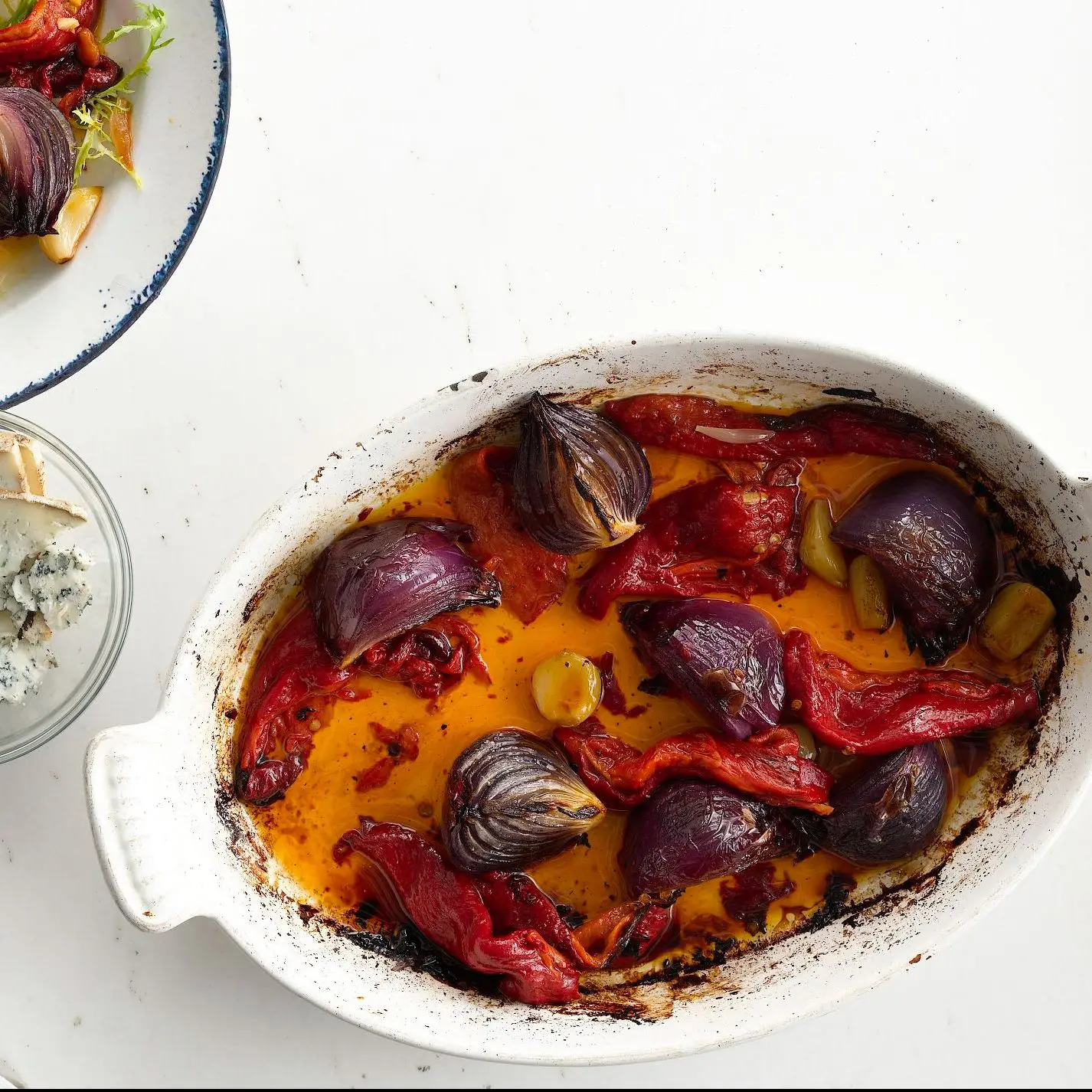Pimenta assada e salada de cebola com queijo azul