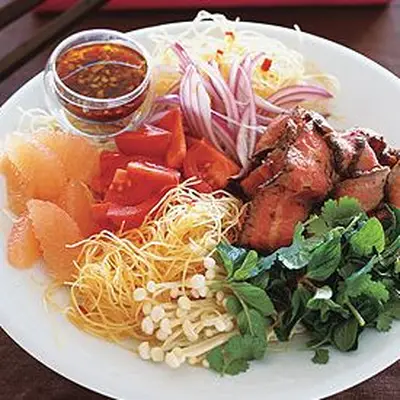 Salada de carne tailandesa de Hollywood