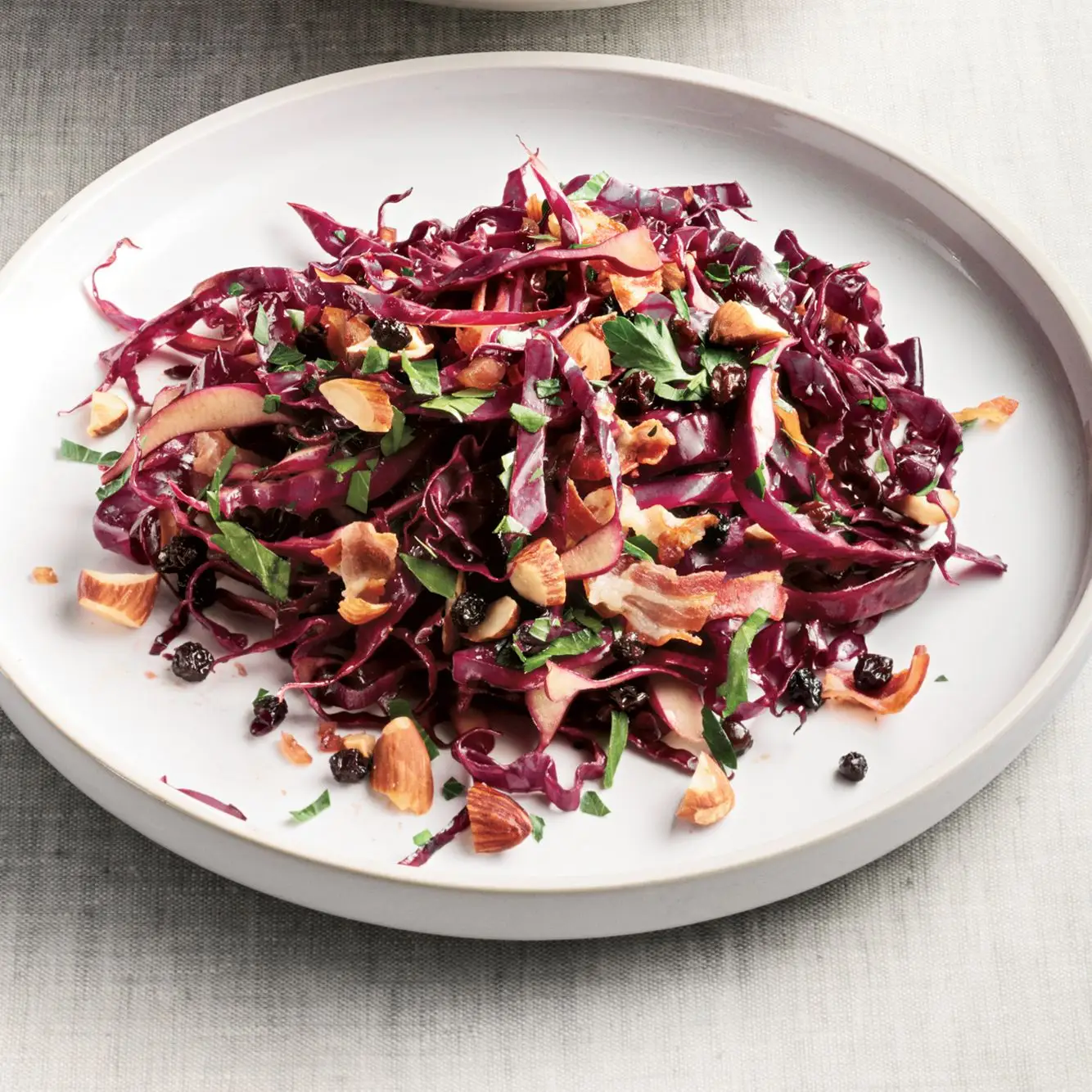 Salada de repolho roxo com molho quente de pancetta-balsâmico