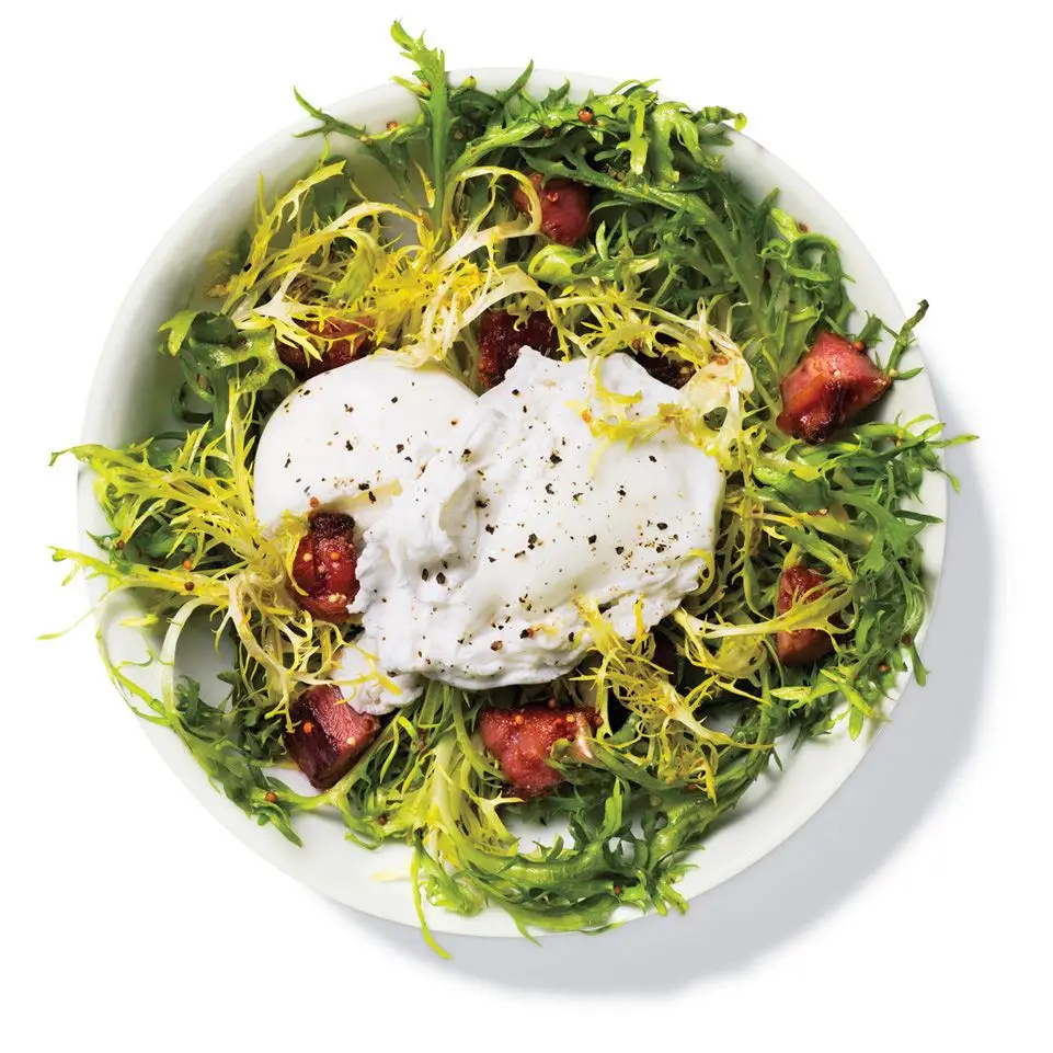 Claras de ovo escalfado, salada de bacon de peru