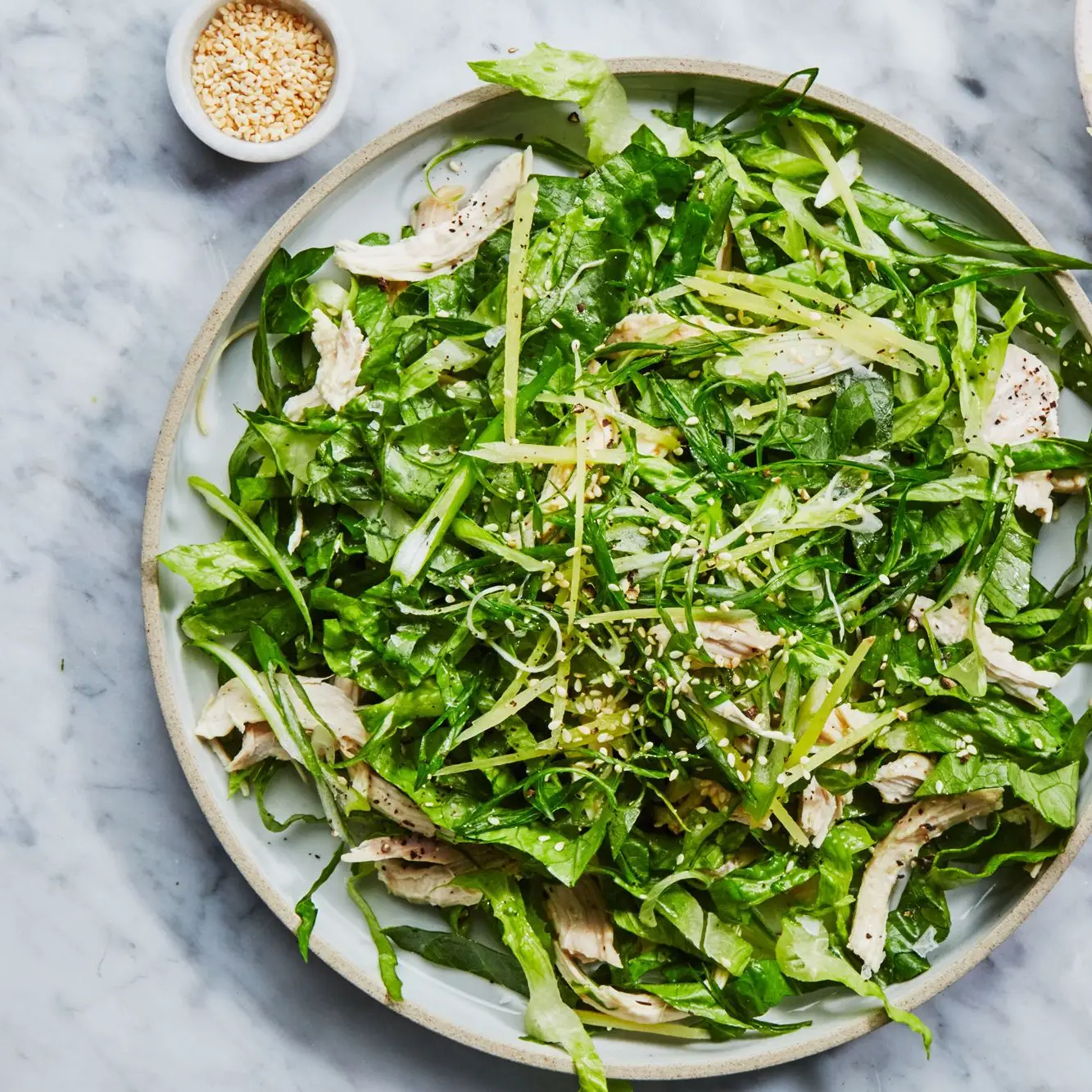 Salada de frango ralada com molho cremoso de missô