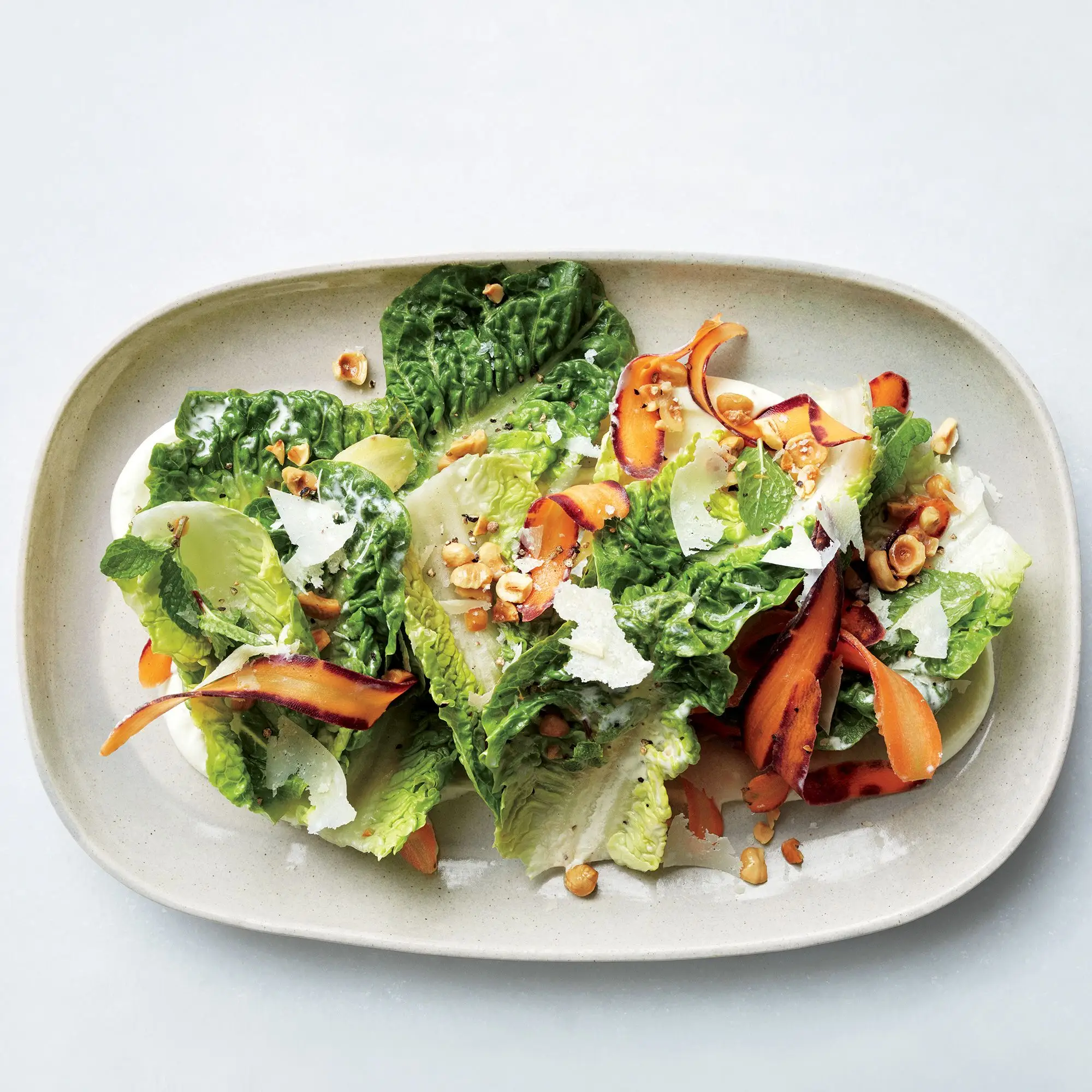 Little Gem Salad com creme de limão e avelãs