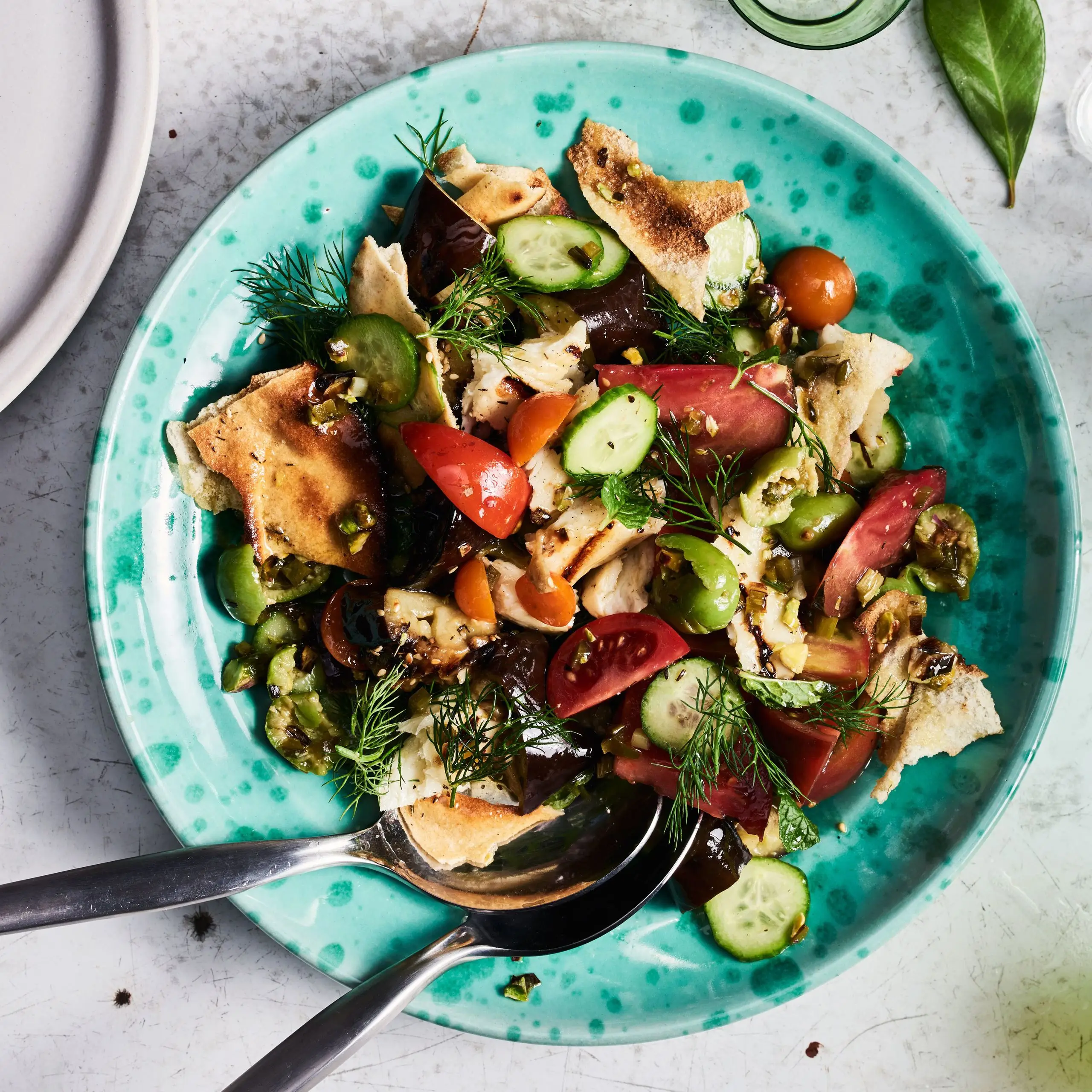 Fattoush grelhado com halloumi e berinjela