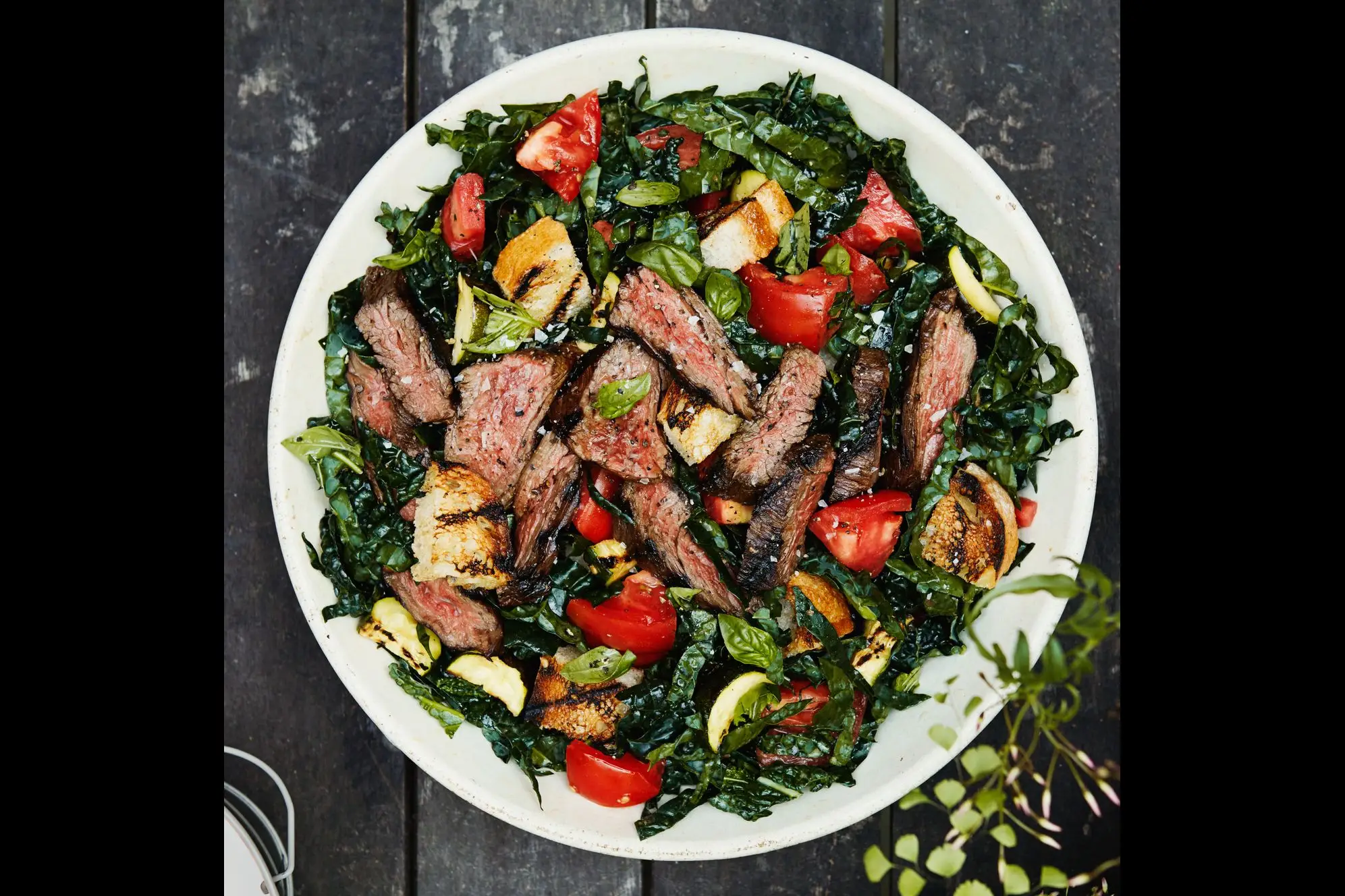Salada de bife grelhado com vinagrete de tomate