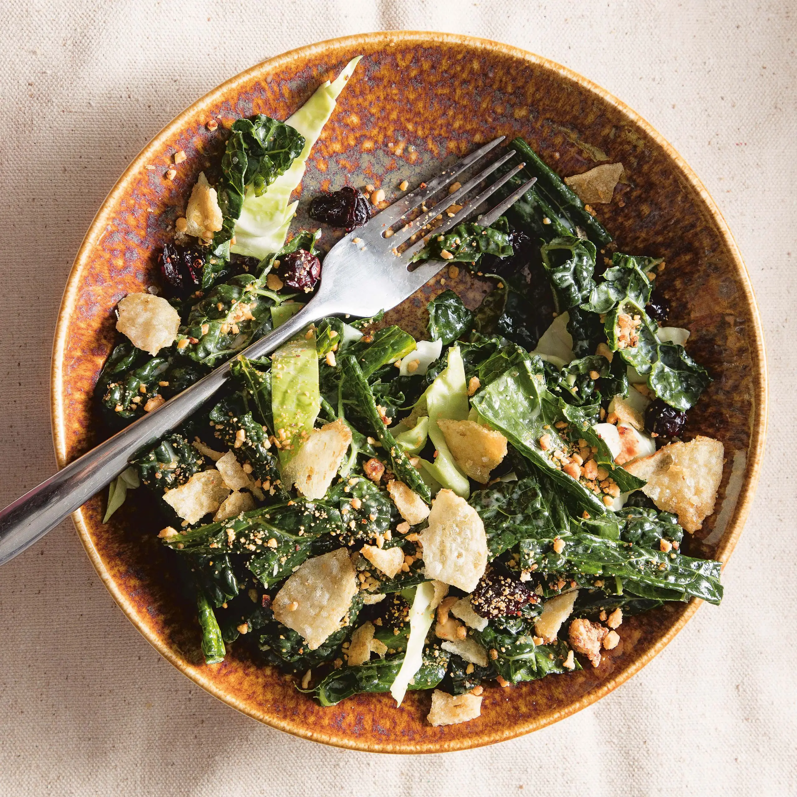 Insalata di cavolo Maui con salsa di cipolla dolce