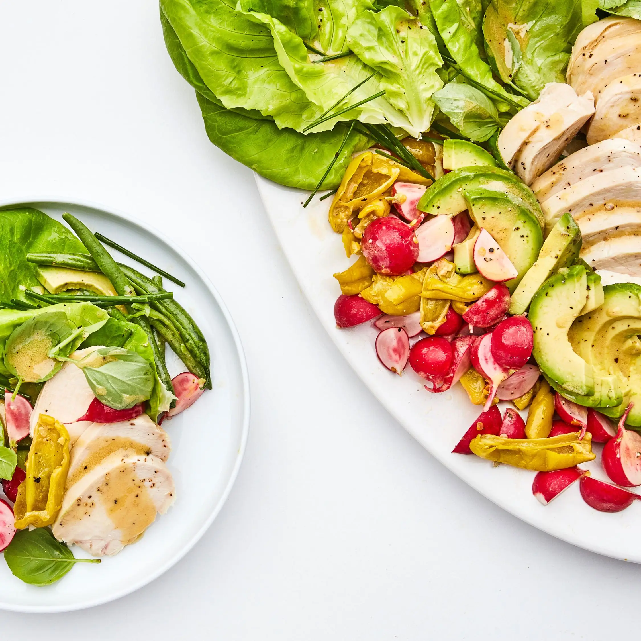 Salada de frango de primavera com feijão verde esmagado