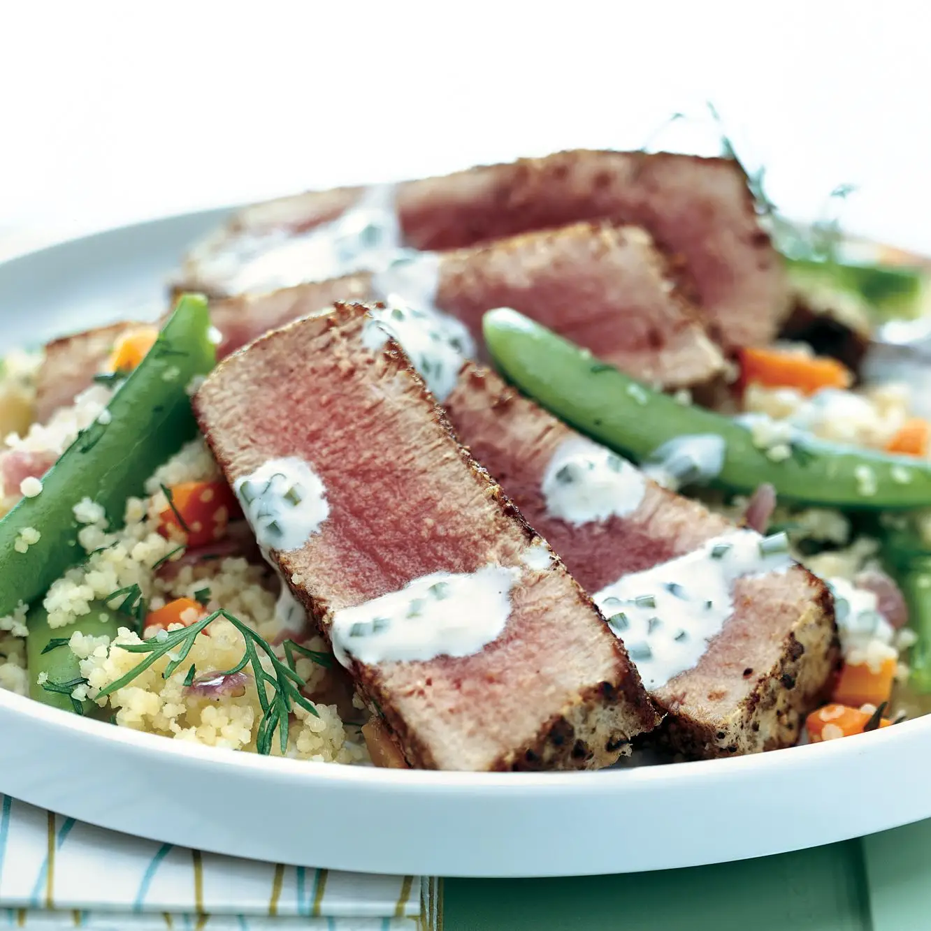 TUNA AHI com crosta de erva-doce com limão aïoli sobre cuscoso