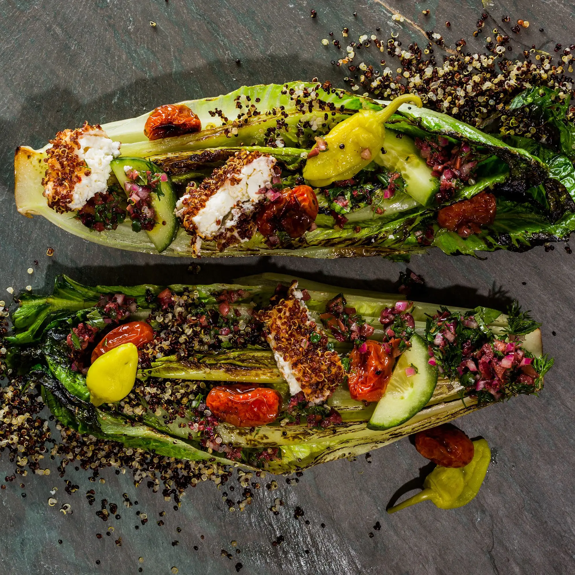 Salada grega de Romaine Charred com Quinoa Crusted