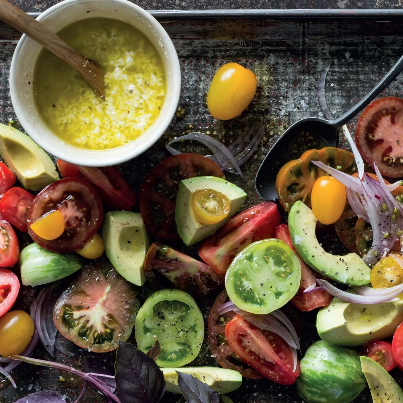 Salada de tomate da herança com molho de queijo feta