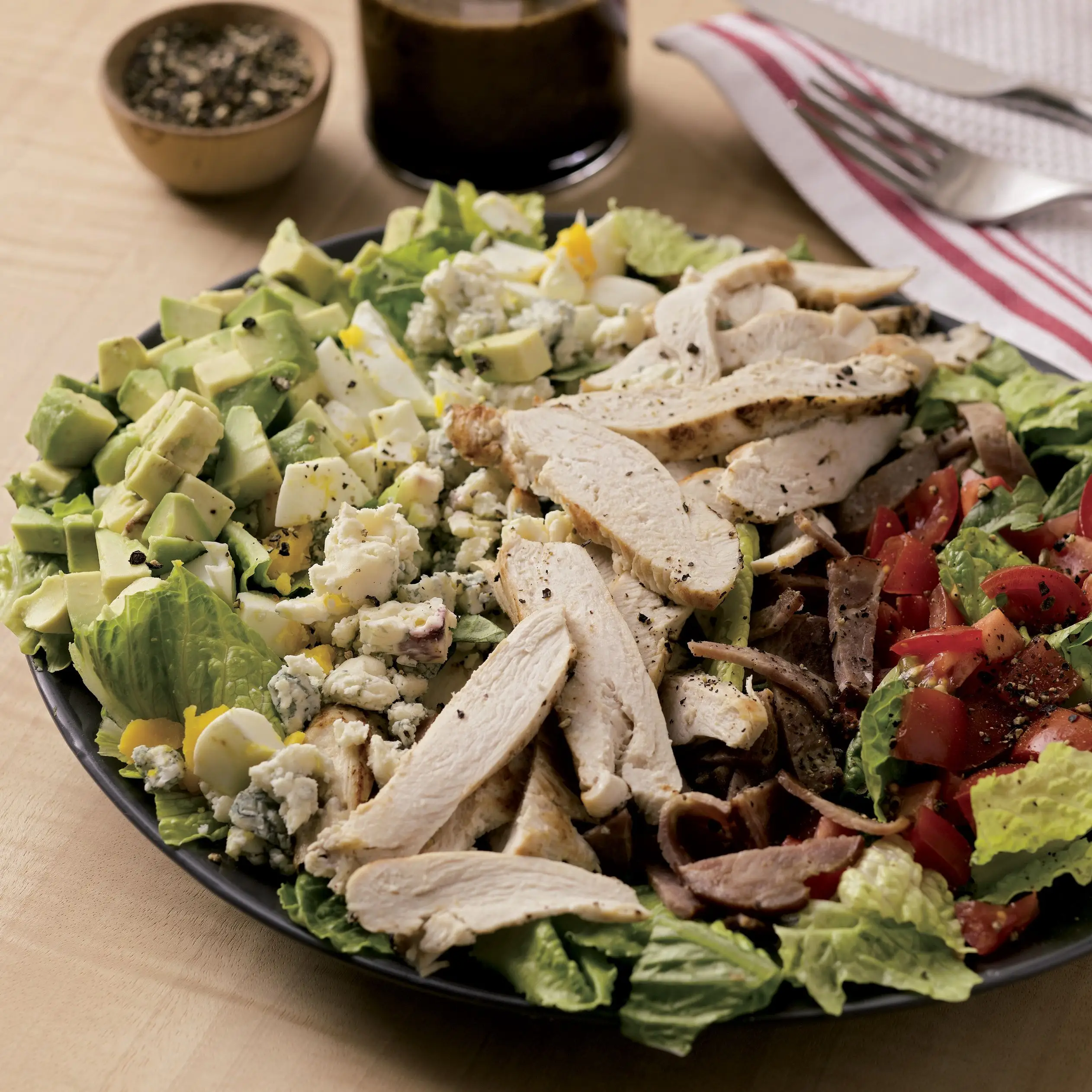 Salada Cobb com vinagrete de chalota balsâmica