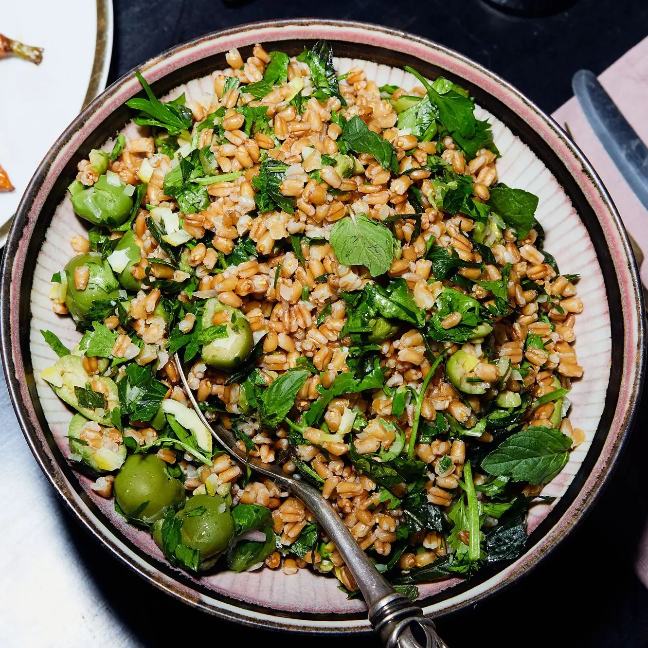 Salada de grãos com azeitonas e vinagrete de limão inteiro