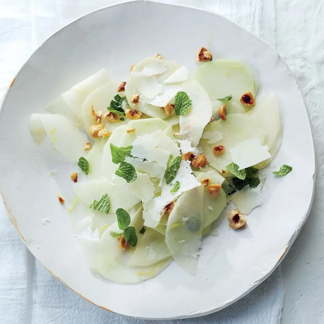 Kohlrabi raspado com maçã e avelãs