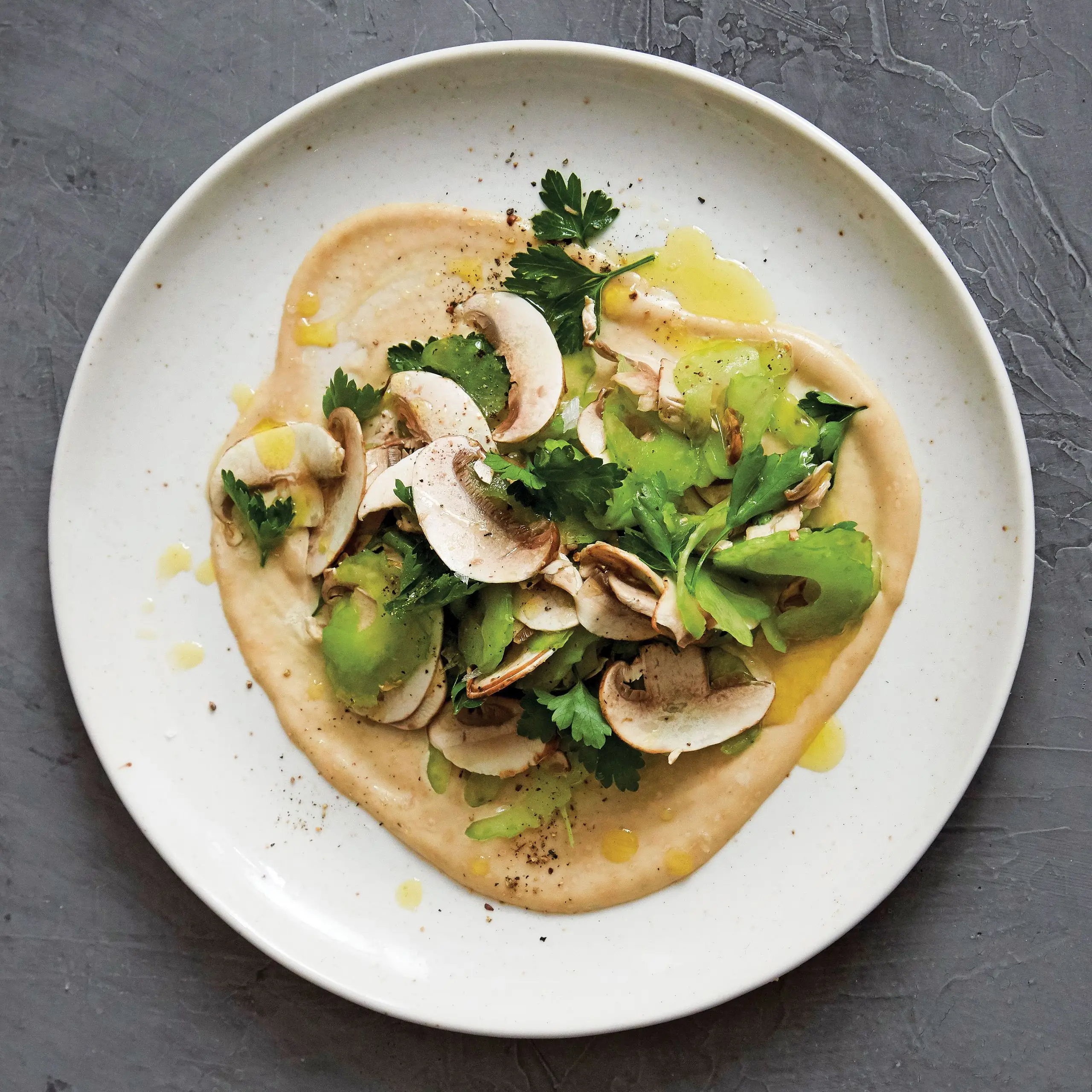 Cogumelo raspado, aipo e salada de gergelim