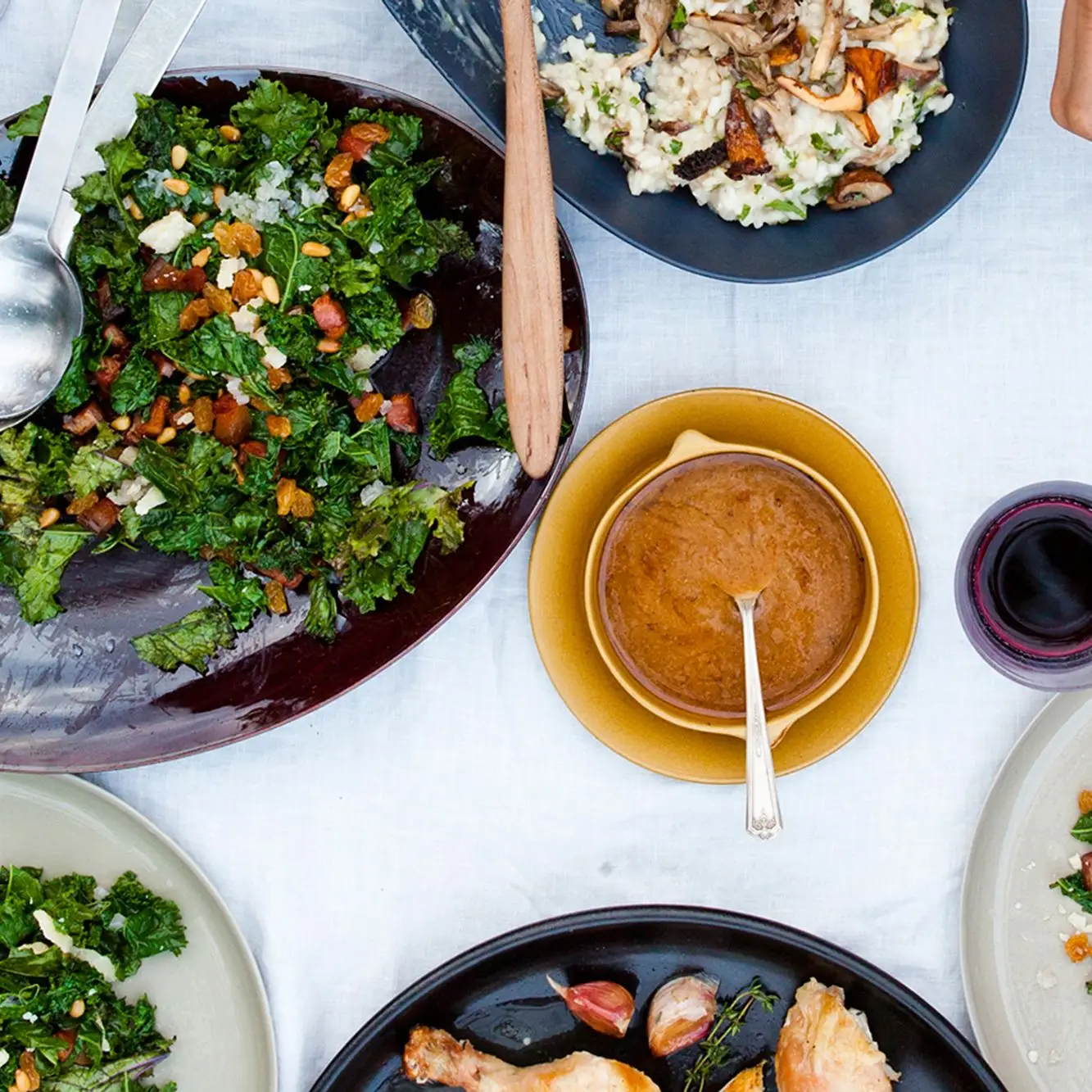 Salada de couve grelhada com pinhões de pinheiros de manteiga marrom e bacon defumado