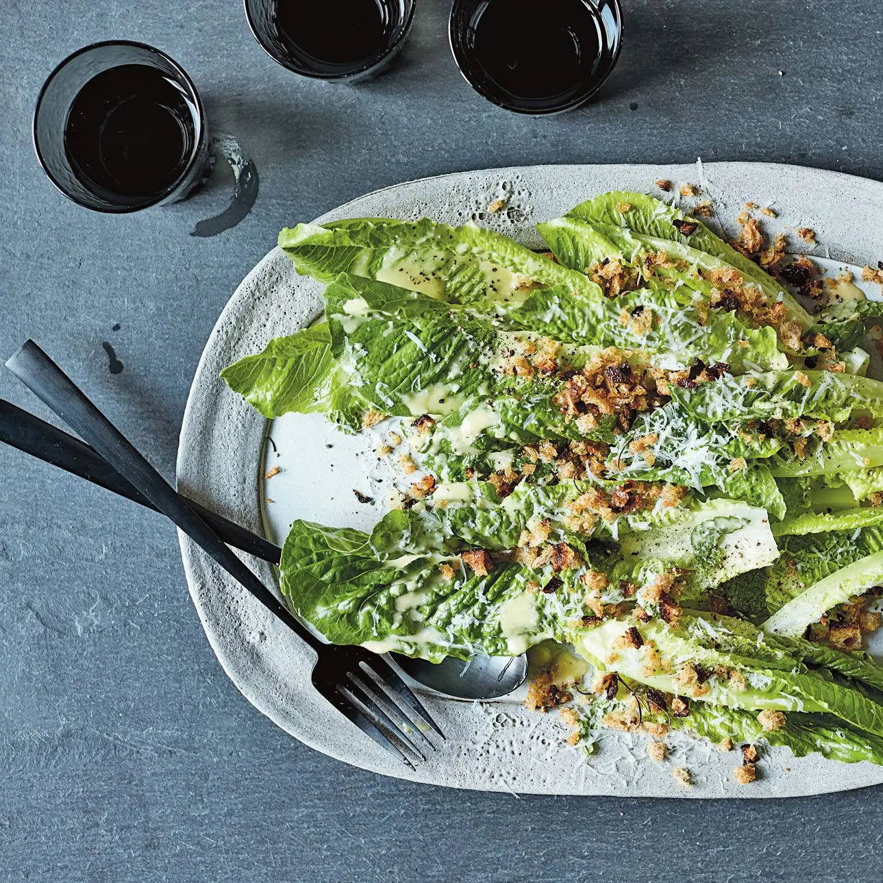 Salada de romaína com batatas fritas de centeio e vinagrete de limão-pecorino