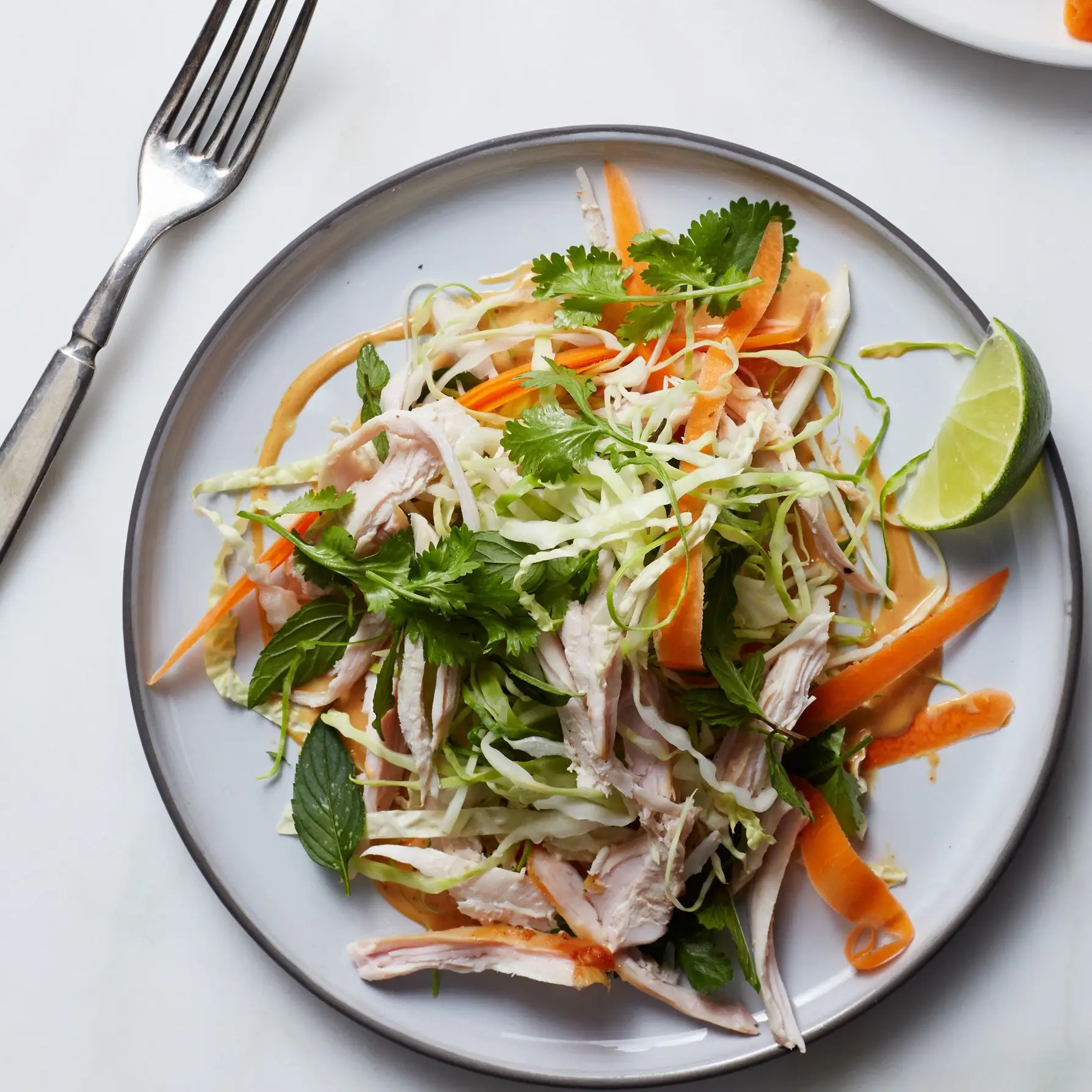 Salada de peru crocante com molho de amendoim