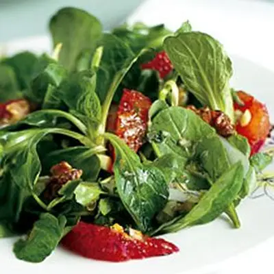 Verdes de primavera com vinagrete de abertura laranja