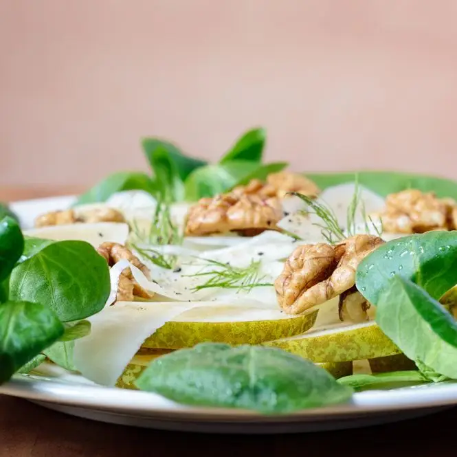 Greens, pêra, nogueira e salada de queijo azul