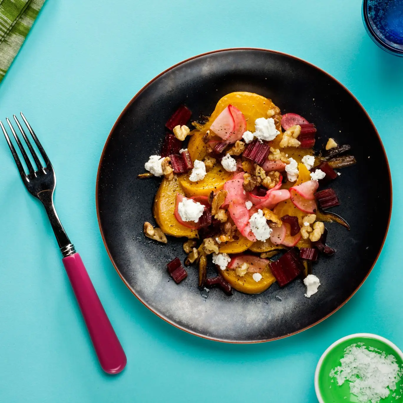 Salada de beterraba assada com rabanetes e acelga escolhidos por flash