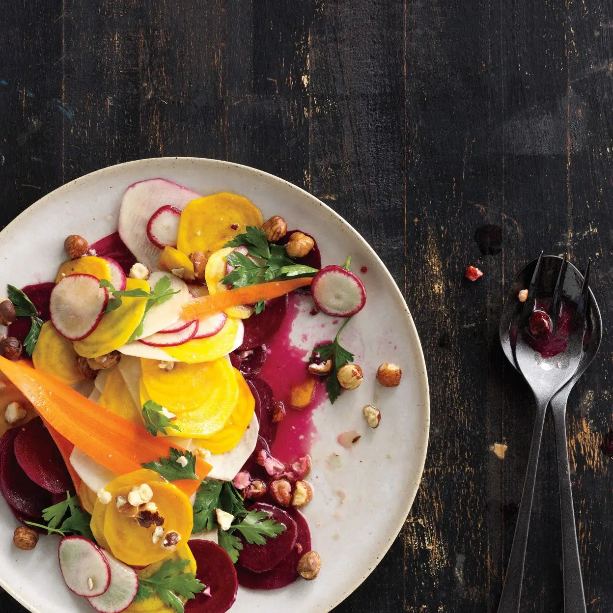 Salada de legumes de raiz raspada