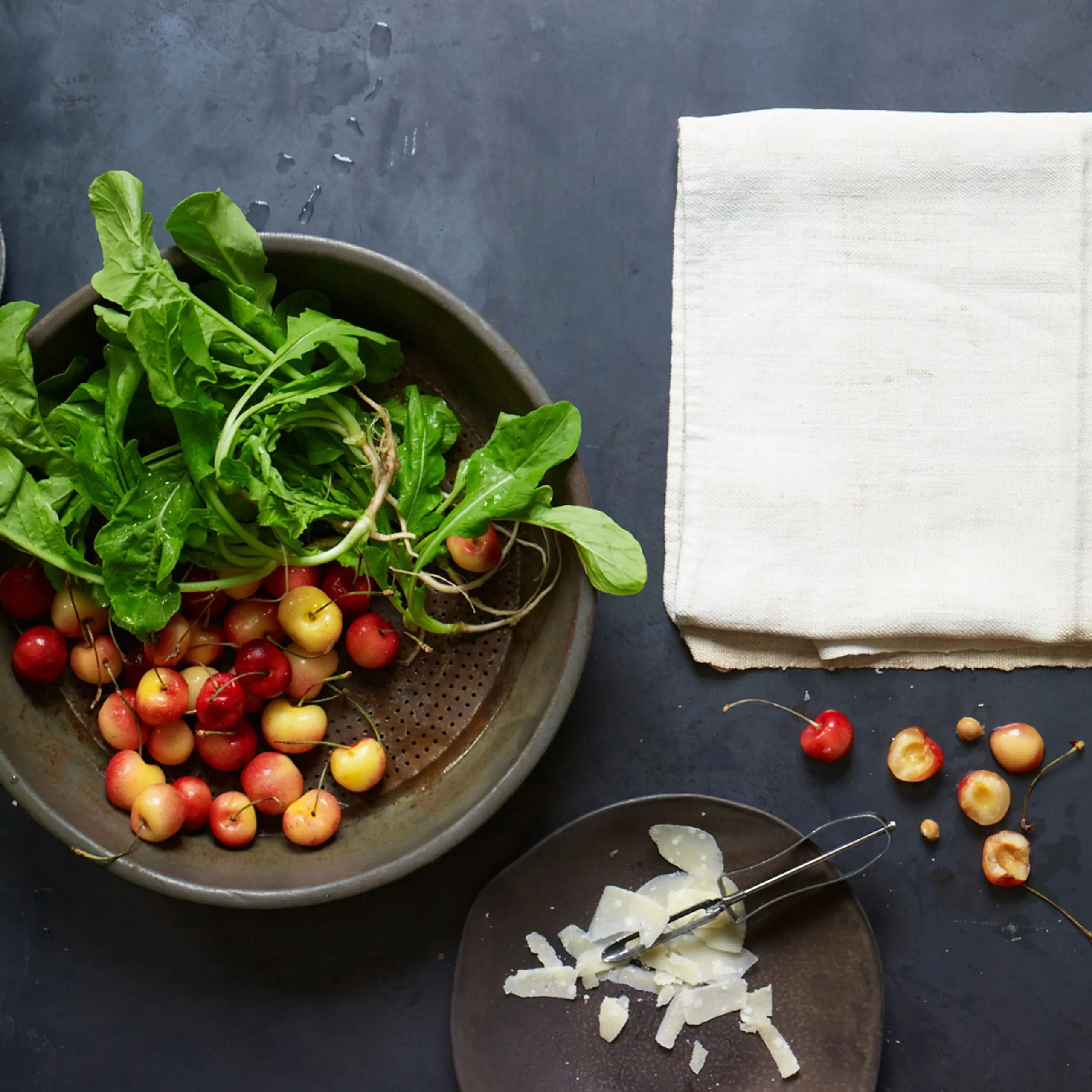 Rúcula, cerejas douradas, amêndoas de Marcona e pargino-reggian