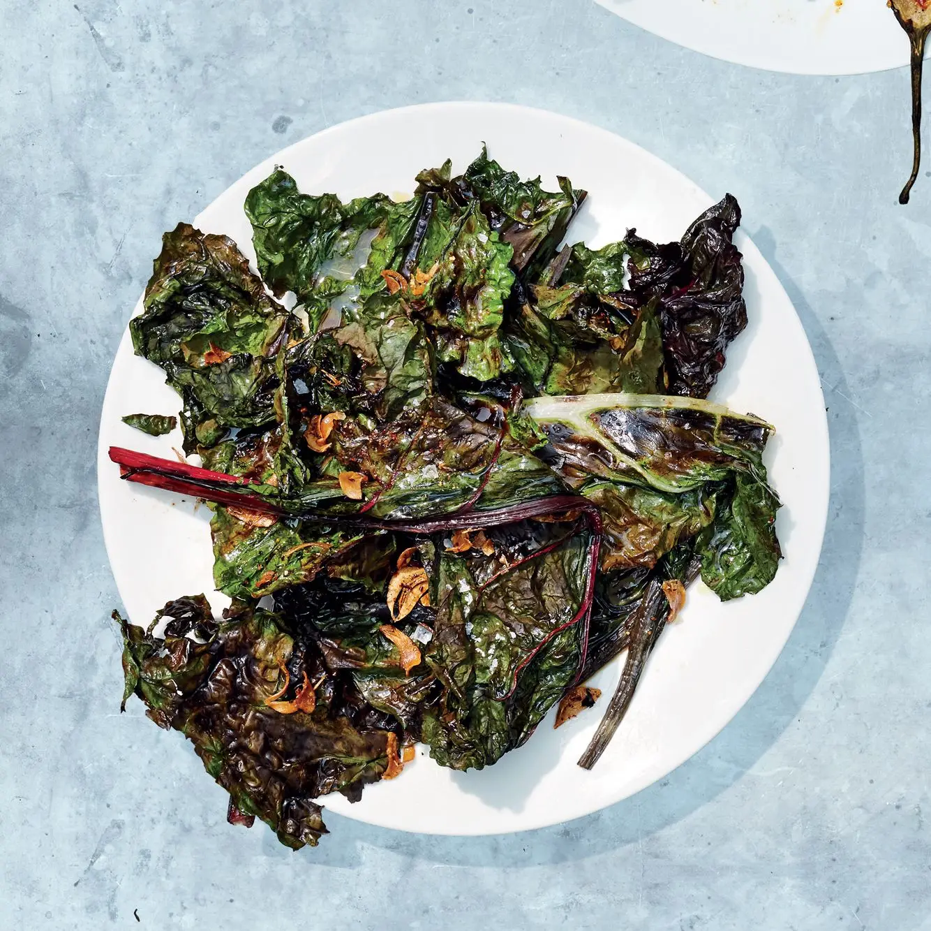 Folhas verdes com óleo de alho picante