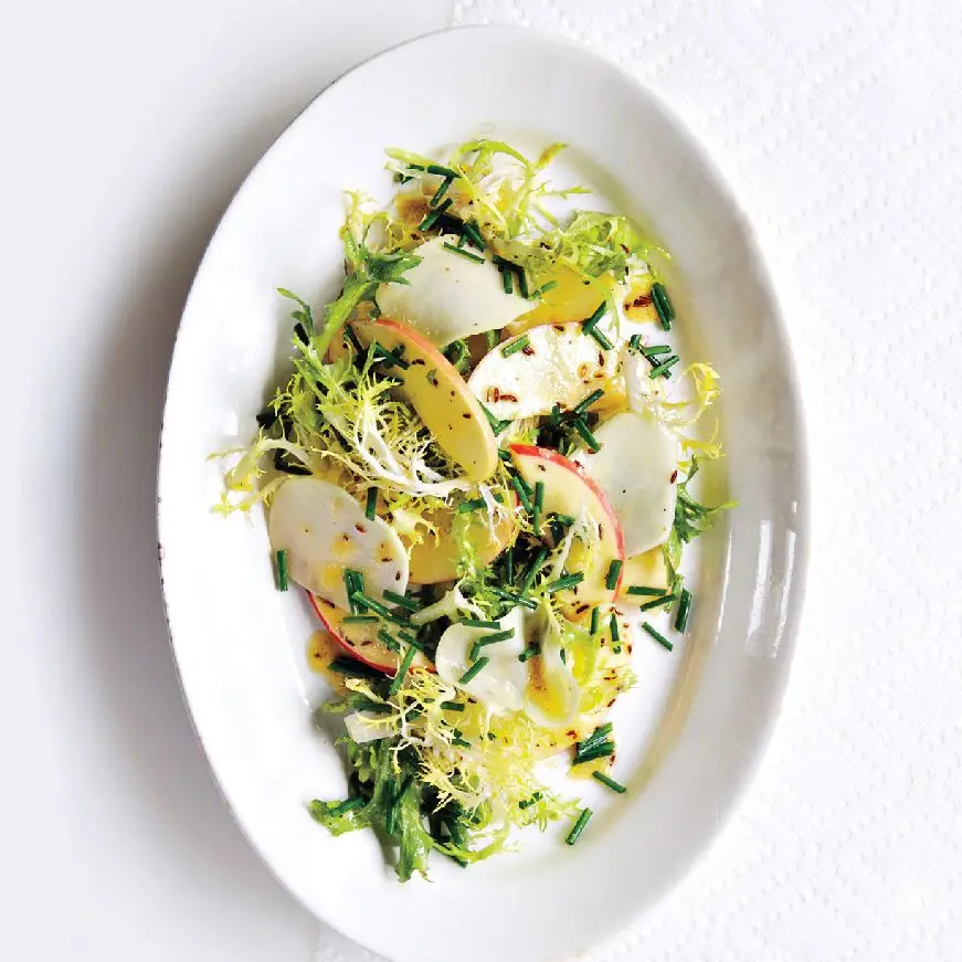 Kohlrabi e salada de maçã com caraval
