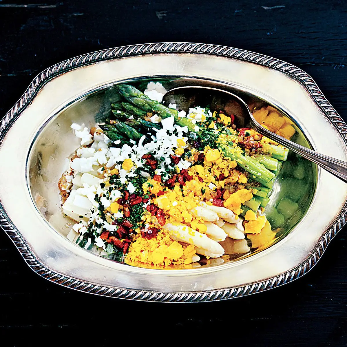 Aspargos com bacon e ovos cozidos