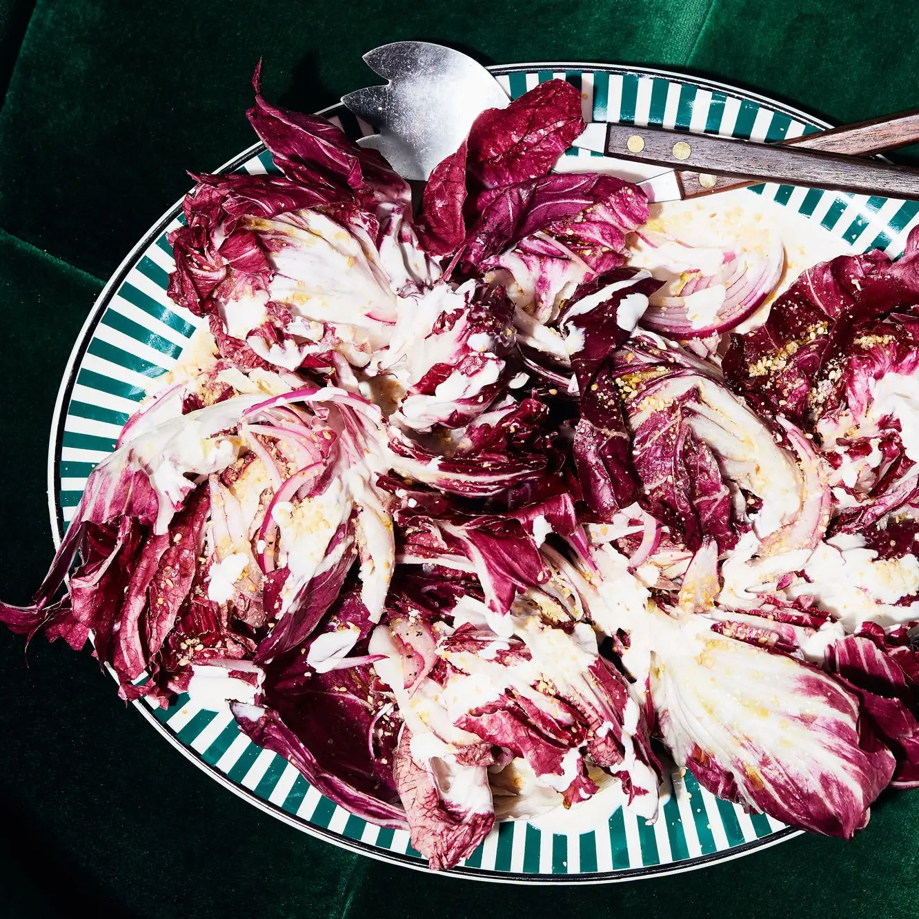 Radicchio com tahine cremoso e sementes de gergelim salgado