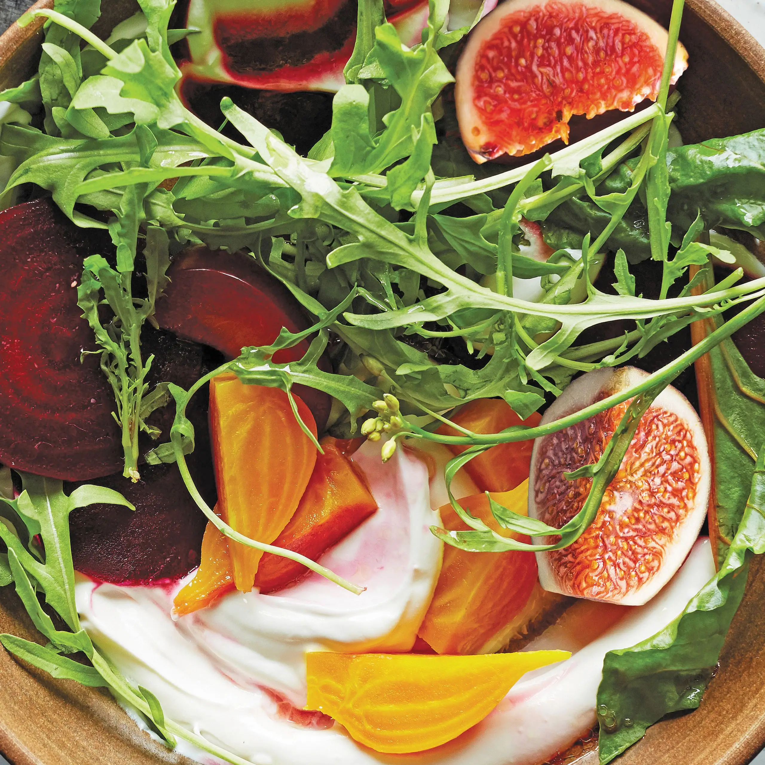 Salada de beterraba e figo com pecã cristalizado