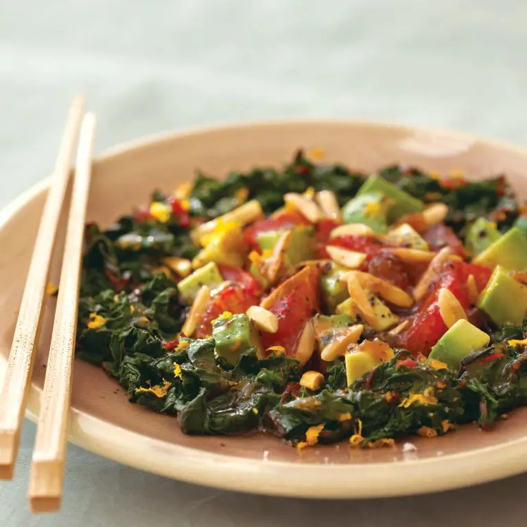 Acelga vermelha, abacate e laranja sanguíneo com molho de chutim de manga