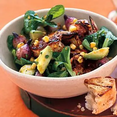 Salada de camarão grelhada com milho e abacate