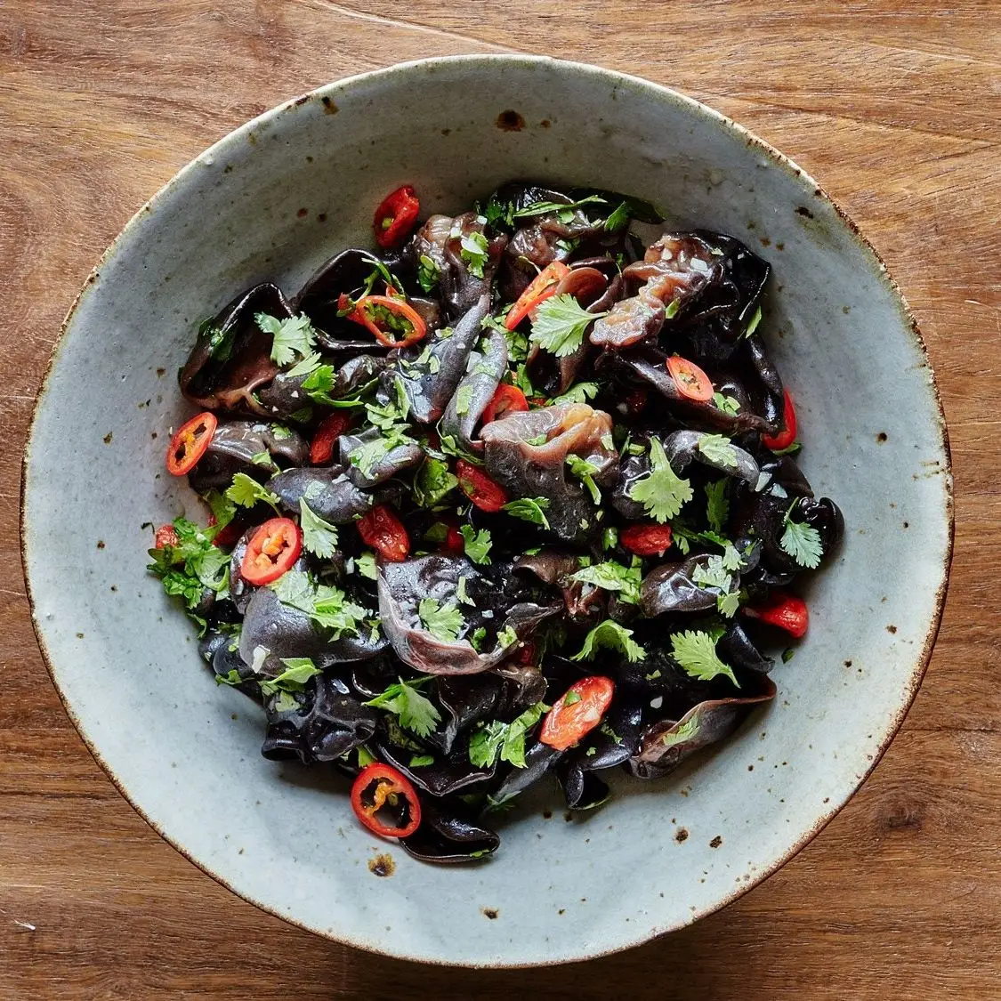 Salada de orelha de madeira e coentro