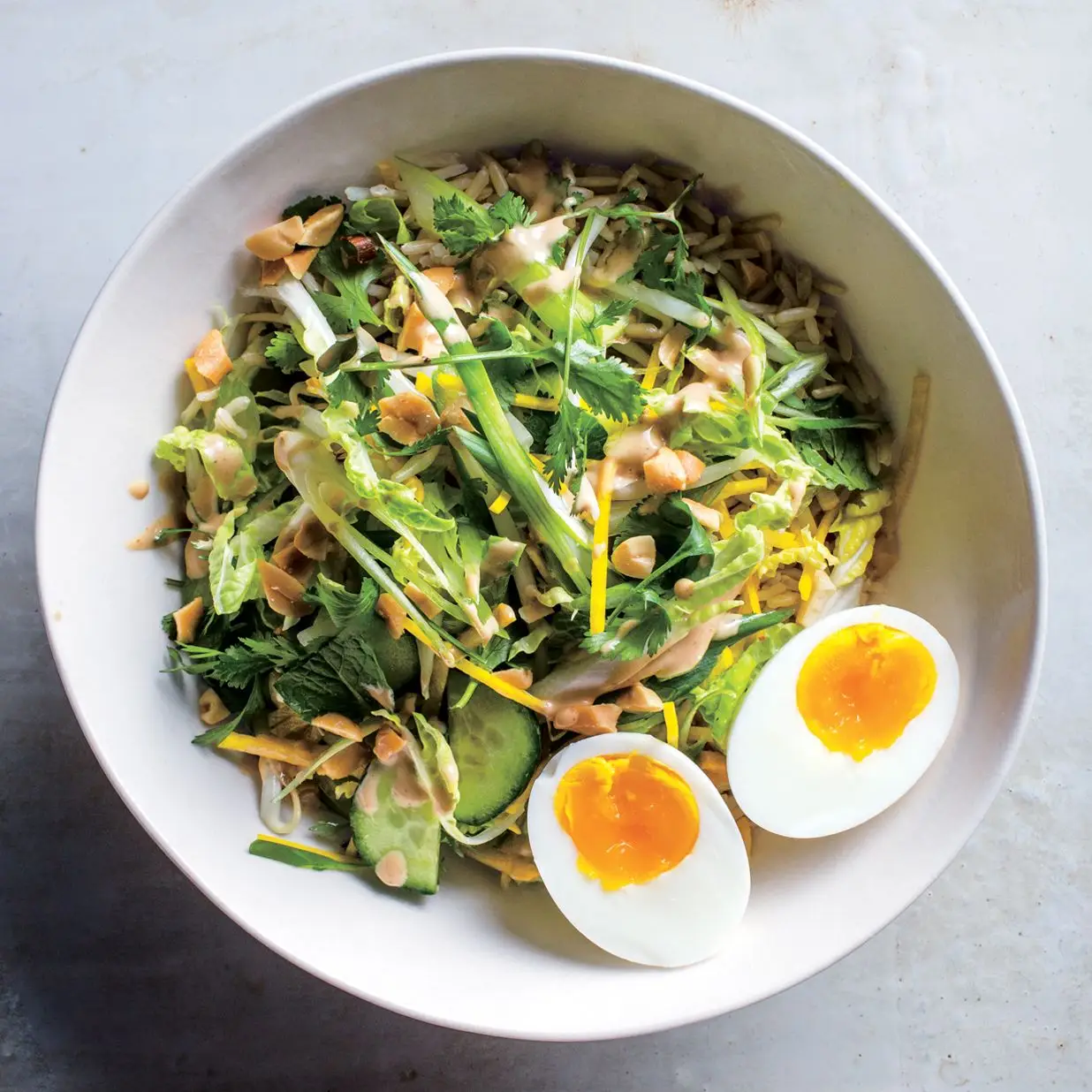 Tigela de vegetais crocantes com molho quente de amendoim