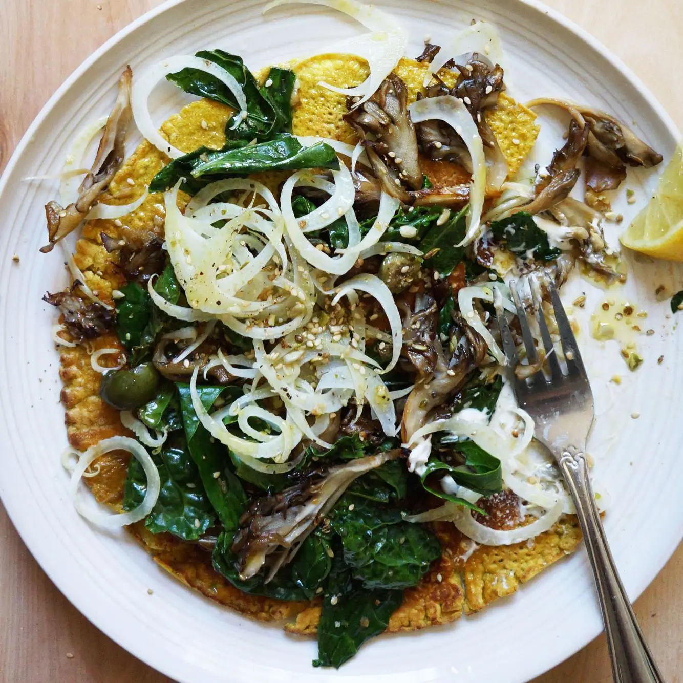 'Cromlet' com verduras murchas e erva -doce e salada de azeitona