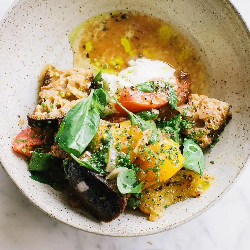 Panzanella de pão frito com ricota e ervas