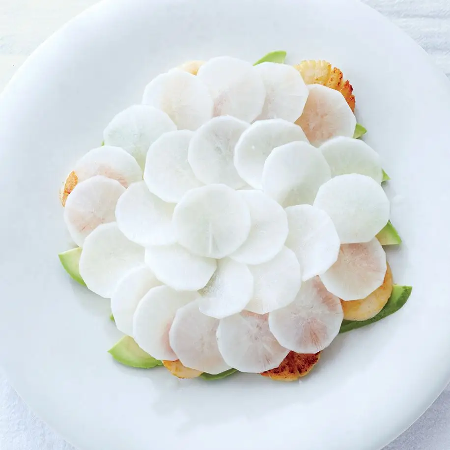 Vieiras grelhadas com abacate e daikon