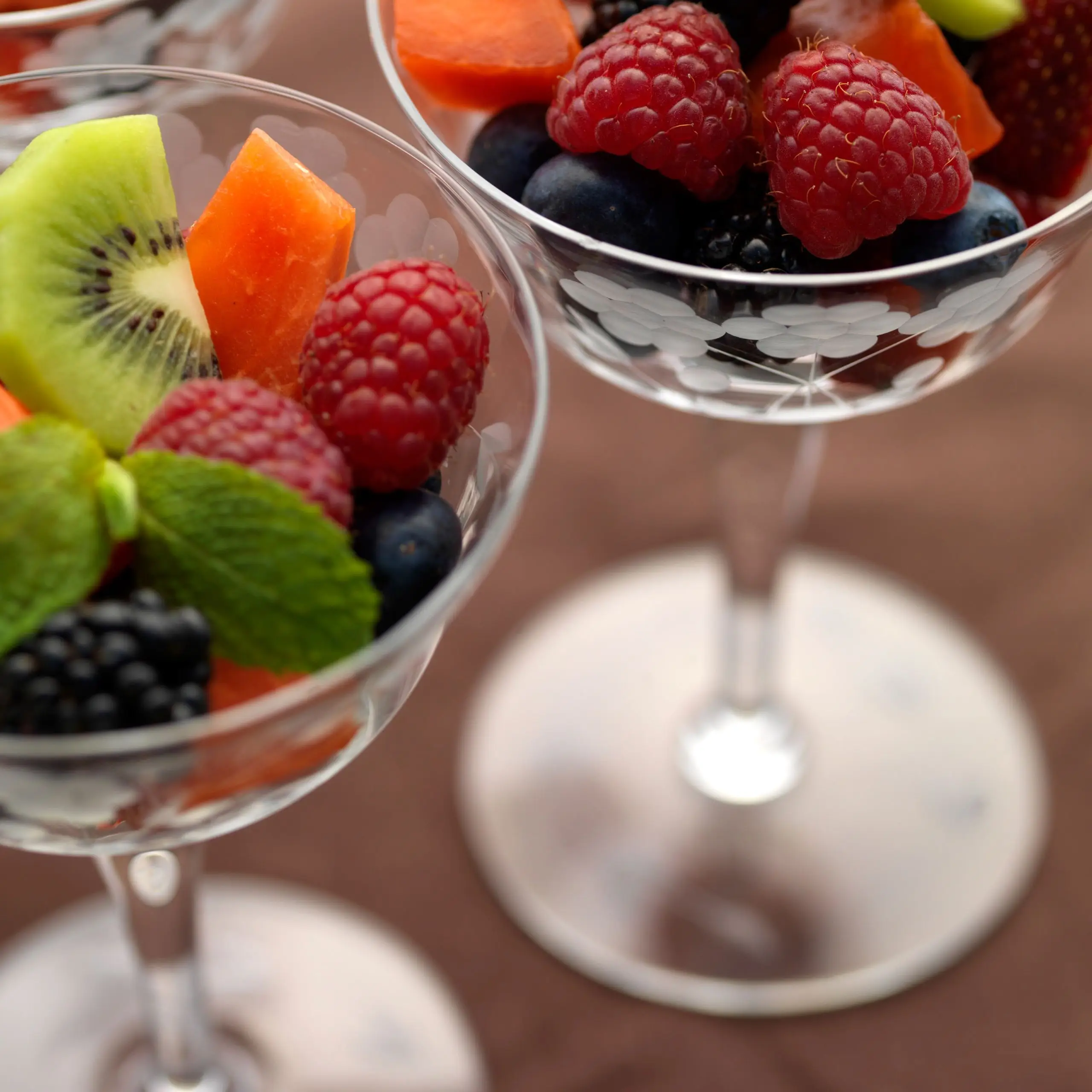 Salada de frutas com ervas, frutas cítricas, mapela de hortelã ou xarope básico