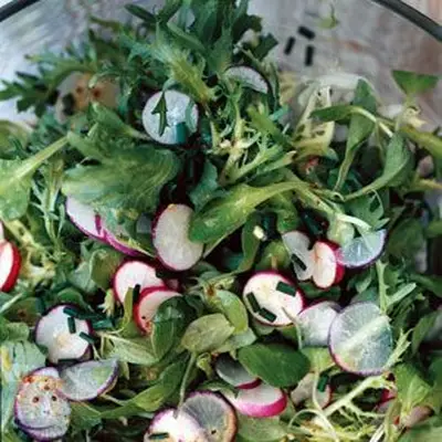 Salada de linha, encaracolada e rabanete com vinagrete de mostarda
