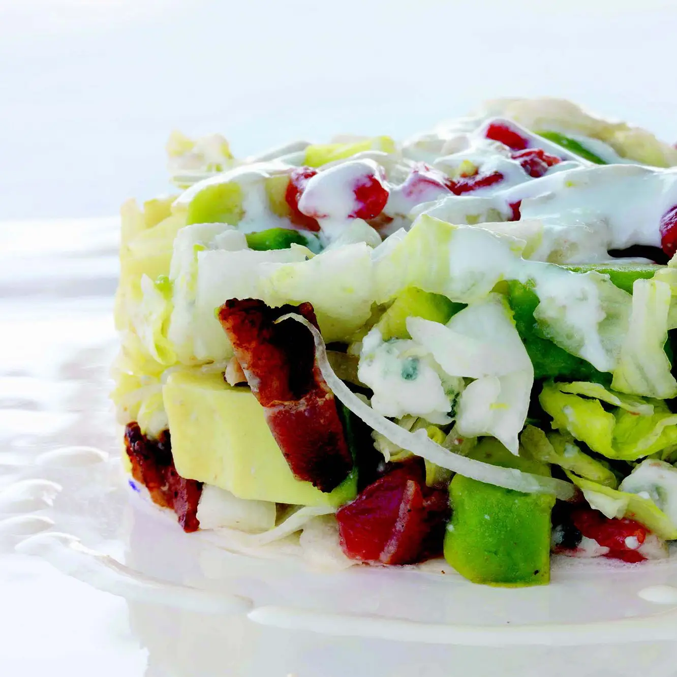 Minha salada Cobb: iceberg, tomate, abacate, bacon e queijo azul