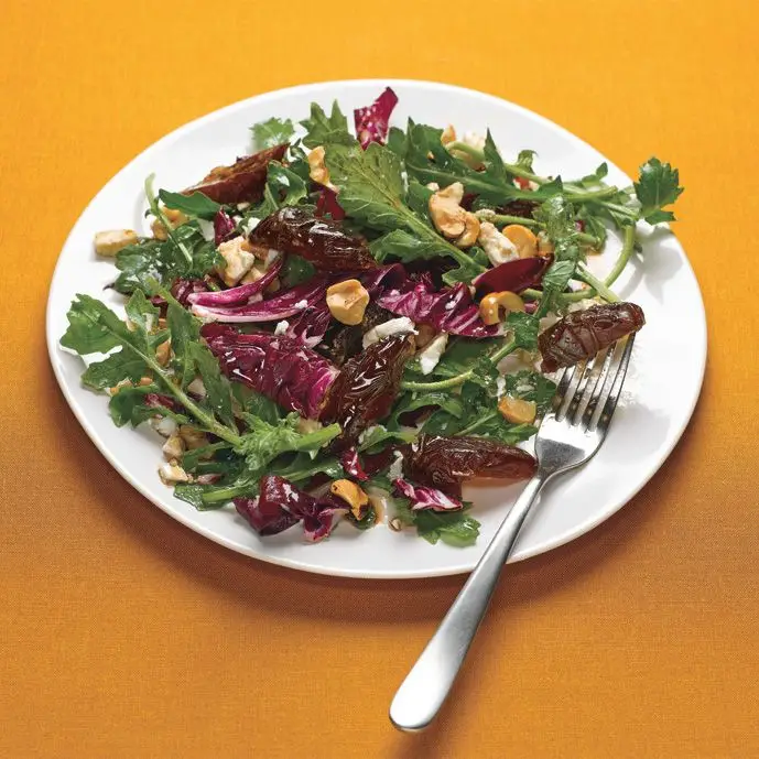 Radicchio e salada de rúcula com datas, avelãs e queijo feta