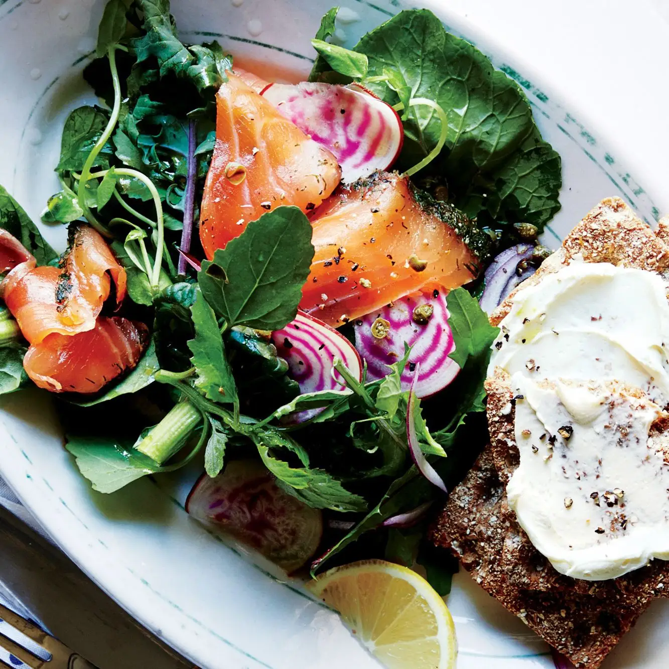 Salada de café da manhã de salmão defumado com pão crocante