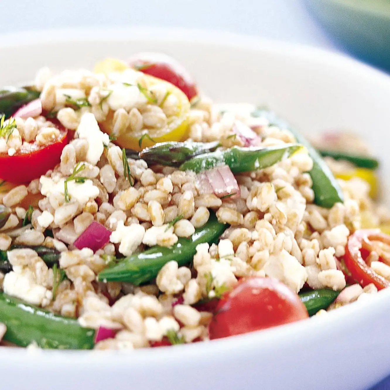 Salada Farro com ervilhas, aspargos e queijo feta