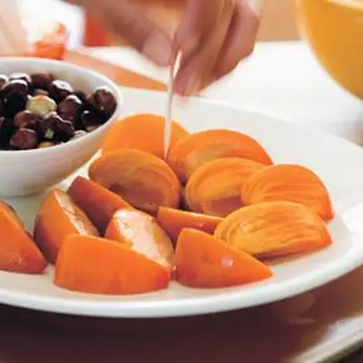 Cunhas de caqui com avelãs tostadas