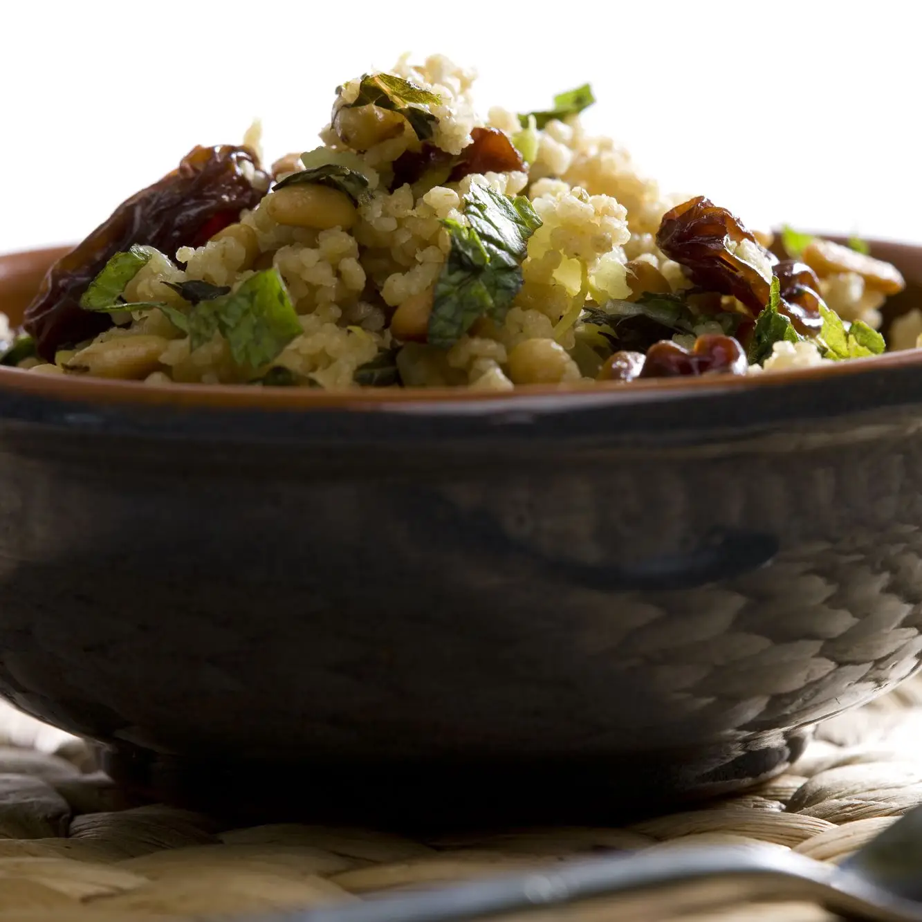 Salada de cuscuz com grossas, pinheiros e aipo
