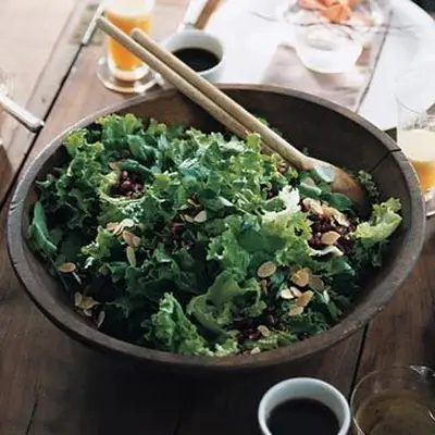 Alface verde de folha, romã e salada de amêndoa