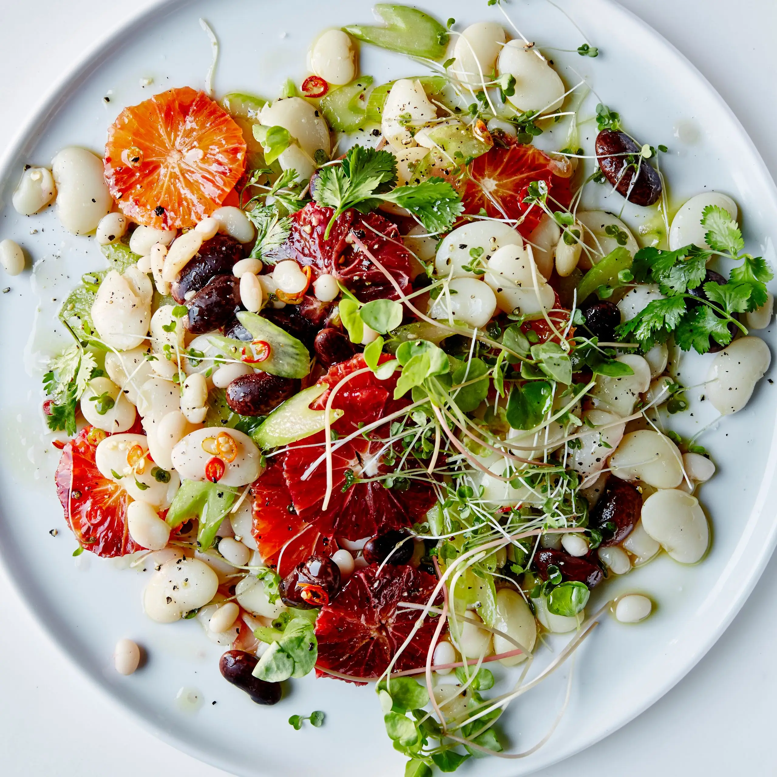 Salada de feijão laranja e misto de sangue com brotos