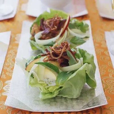 Salada de pato e macarrão ralados crocantes