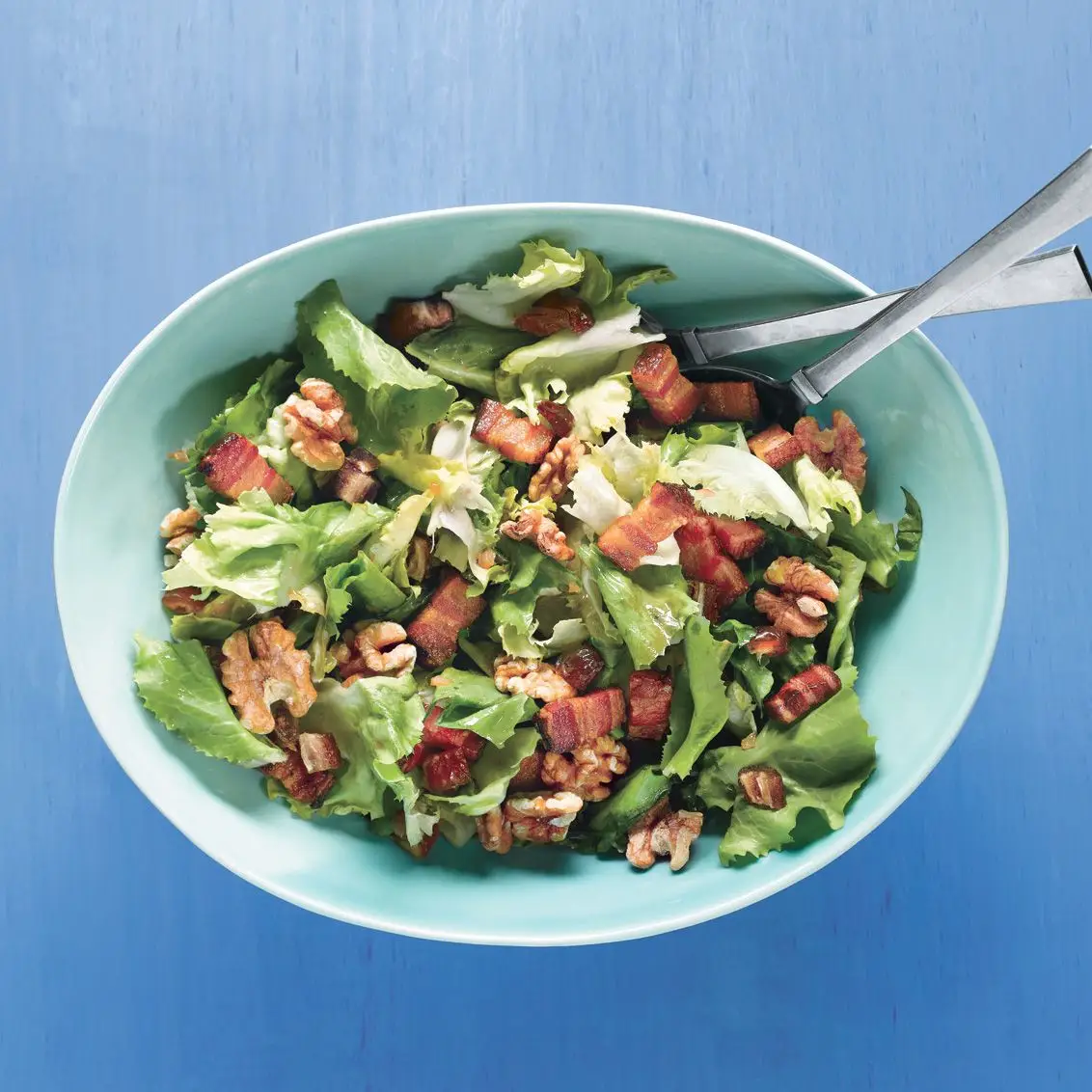 Escarole com bacon, datas e vinagrete quente de nozes