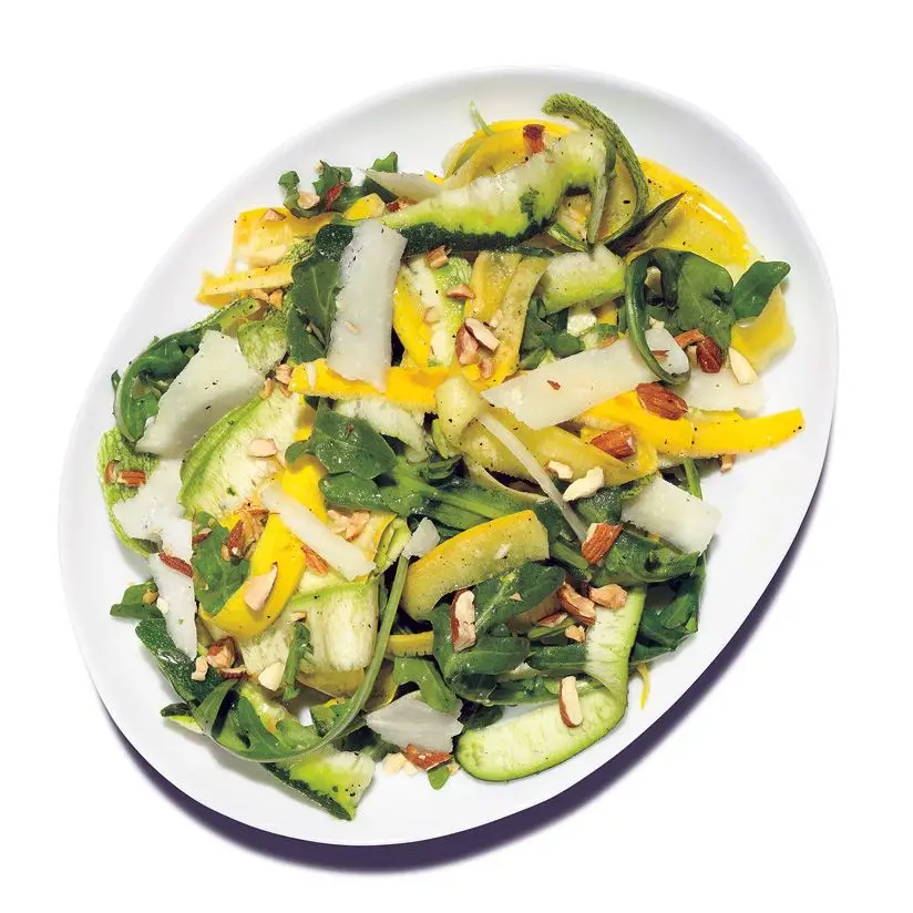Salada de abóbora de verão raspada